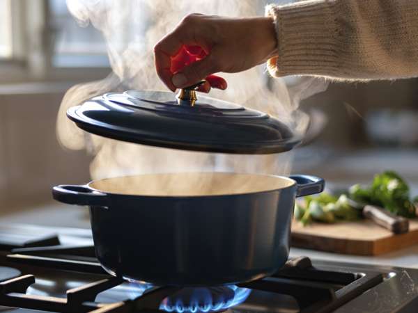 Quando tampar ou não a panela: o detalhe que muda completamente o sabor da comida