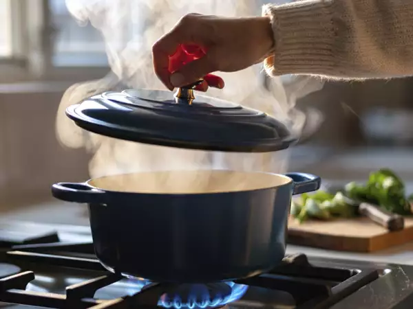 Quando tampar ou não a panela: o detalhe que muda completamente o sabor da comida