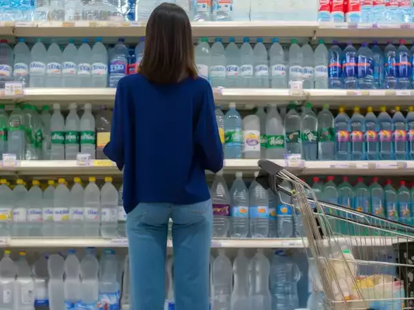 A nova moda das águas enriquecidas: o que realmente muda na sua rotina e se vale o preço hoje?