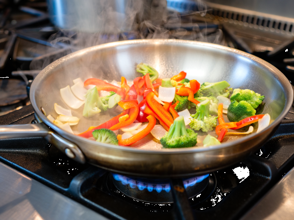 Como evitar que os alimentos grudem em frigideira de aço inoxidável com um truque simples e rápido