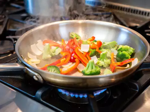 Como evitar que os alimentos grudem em frigideira de aço inoxidável com um truque simples e rápido