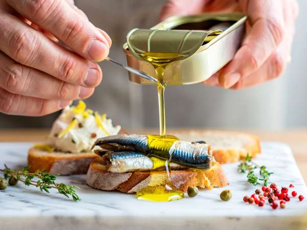 Quase todo mundo joga fora o azeite da lata de sardinha sem imaginar o que está perdendo