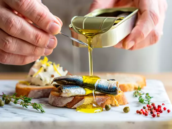 Quase todo mundo joga fora o azeite da lata de sardinha sem imaginar o que está perdendo