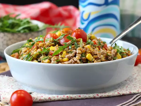 Estas 13 saladas deixaram de ser sem graça e viraram o prato principal nos dias quentes