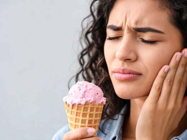 Gelado virou sinônimo de dor? O que realmente funciona para aliviar a sensibilidade dentária