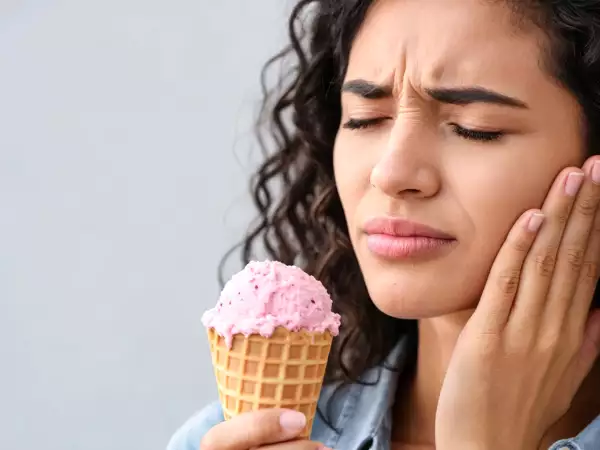 Gelado virou sinônimo de dor? O que realmente funciona para aliviar a sensibilidade dentária