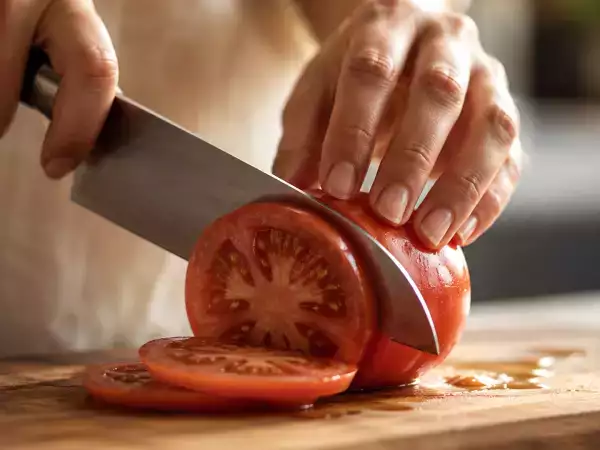 Cinco ingredientes comuns que podem estar danificando suas facas — e você provavelmente não percebe