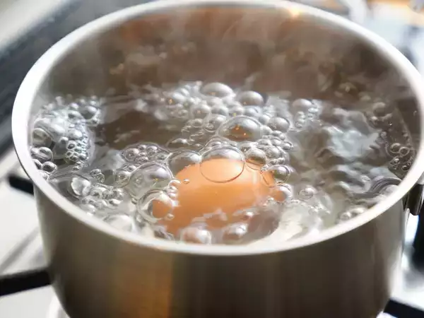 Qual é o jeito certo de cozinhar um ovo: água fria, água fervendo ou panela quente?