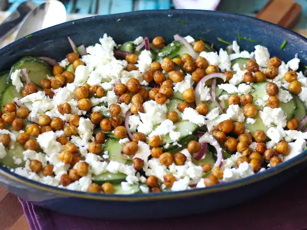 Aquele pequeno ingrediente crocante que muda qualquer salada e faz até a receita mais simples parecer especial