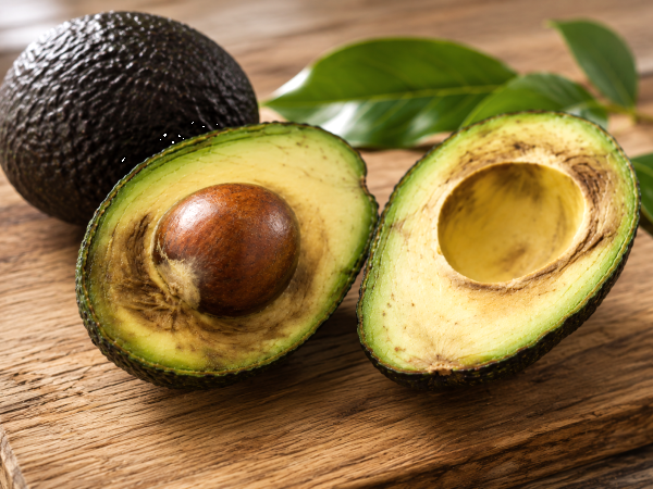 Abacate marrom por dentro? Muita gente joga a fruta fora ao ver esta cor sem saber o que ela revela