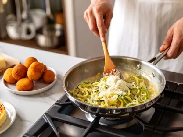 Menu do dia, 25 de junho: lulas fritas, carbonara de curgete e torta de creme brûlée