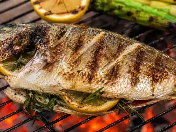 Peixe na churrasqueira sem grudar nem desmanchar: os truques simples que mudam tudo no resultado final