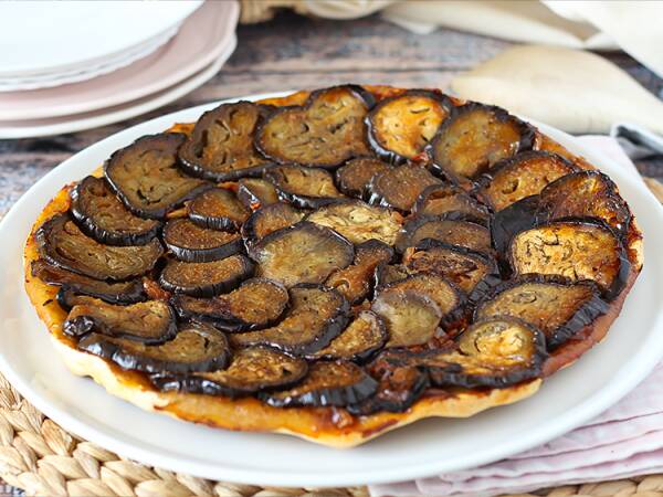 Tarte Tatin salata, la ricetta facile per una cena sfiziosa