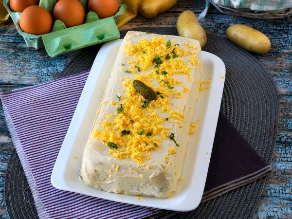 Esta torta fria de batata e atum é tão cremosa que ninguém acredita que não precisa ir ao forno