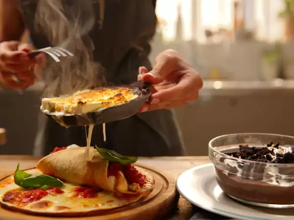 Menu do dia, 3 de julho: delícias de saganaki, wrap de pizza e mousse de oreos