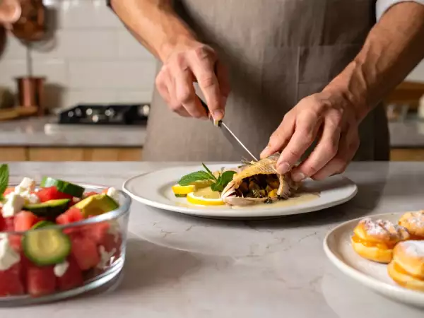Menu do dia, 7 de julho: Salada refrescante, Pacu assado e Folhados de damasco