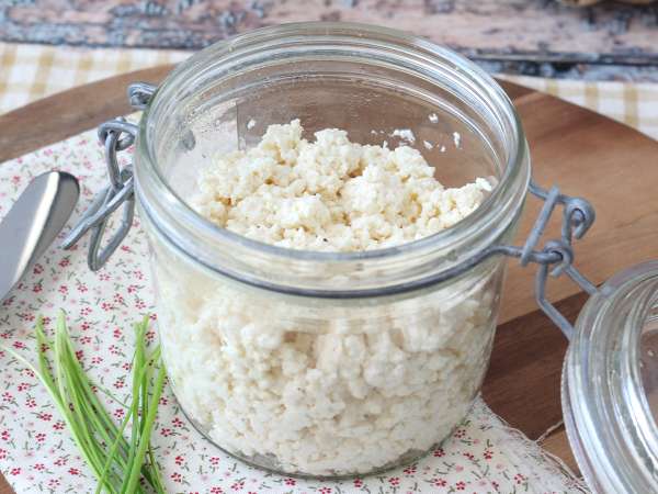 Como fazer queijo cottage caseiro? A receita com apenas 2 ingredientes, super econômica!