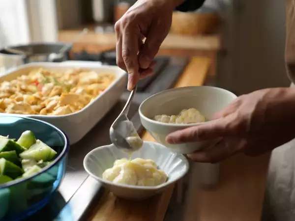 Menu do dia, 11 de julho: entrada japonesa, frango à brás reconfortante e lemon posset cítrico