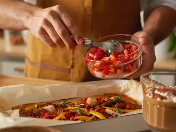 Menu diário, 13 de julho: gaspacho de morangos, bacalhau em papelote e cappuccino gelado para uma refeição de verão