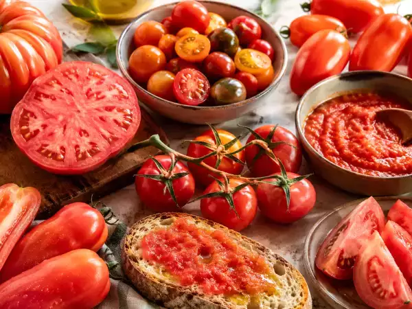Nem todos os tomates servem para o mesmo: o erro que estraga gazpacho, molho, saladas e pão com tomate