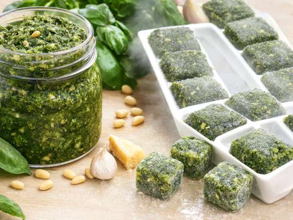 Pesto caseiro congelado: quanto tempo ele dura no freezer e como armazená-lo sem perder o sabor