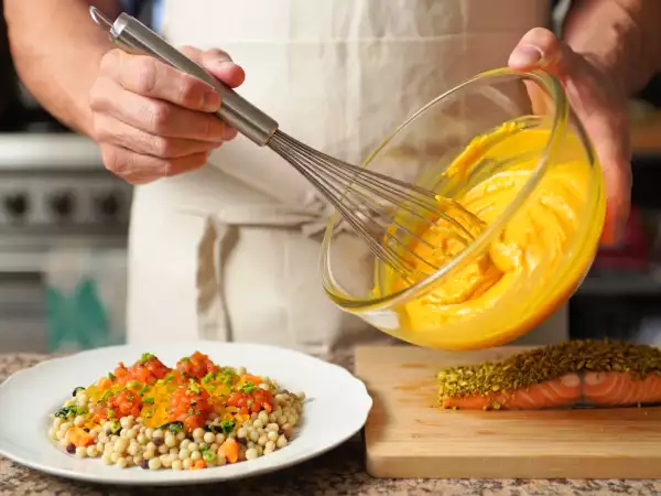 Menu diário, 25 de julho: salada de cuscuz pérola, salmão crocante e bolo mousse de maracujá
