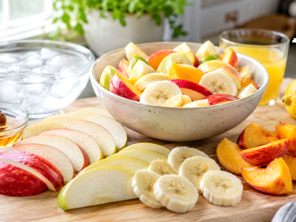Frutas cortadas que escurecem rapidamente? Descubra métodos práticos, além do limão, para mantê-las frescas