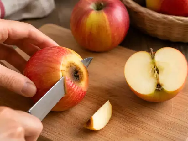 É possível comer uma fruta mofada depois de cortar a parte estragada?