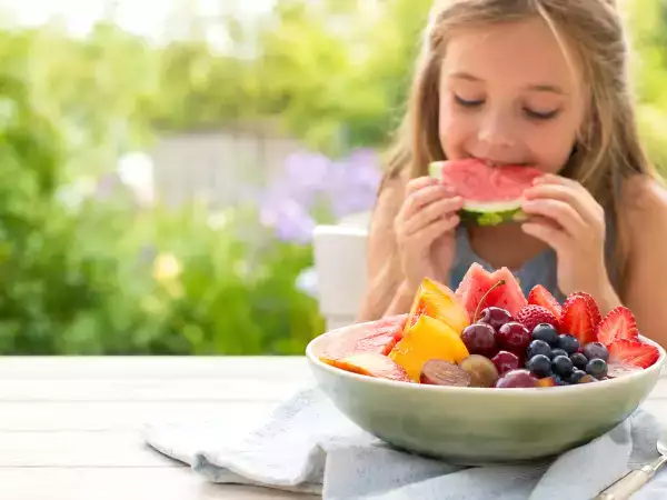 Frutos de verão que acalmam as crianças: opções leves, doces e refrescantes