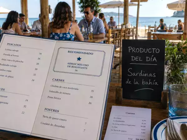 11 truques psicológicos em restaurantes e bares de praia que fazem você gastar mais e como identificá-los
