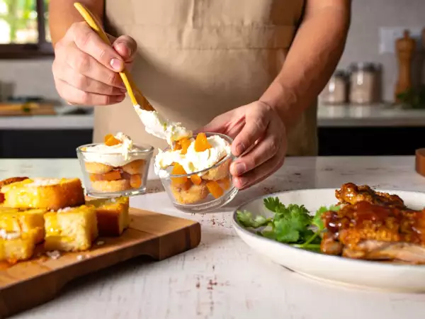 Menu do dia, 14 de agosto: pão de alho, costelinha de porco frita e tiramisù de damasco