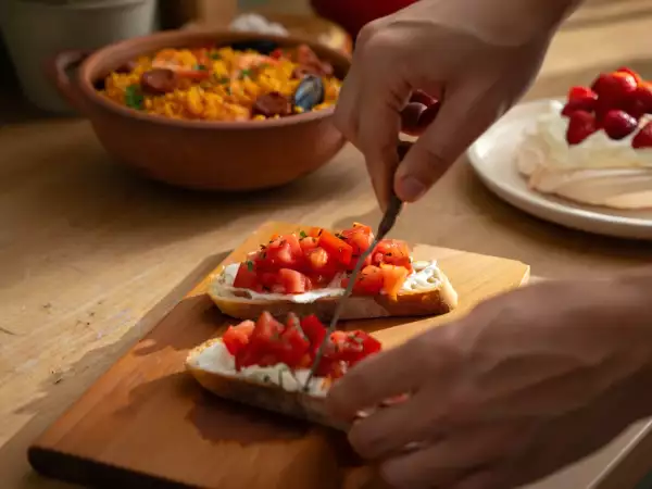 Menu diário, 17 de agosto: bruschetta de tomates assados, arroz de marisco e pavlova de morangos