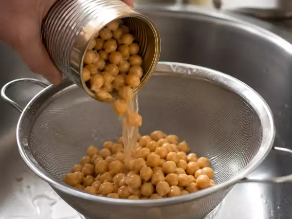 Grão-de-bico em conserva: é mesmo preciso enxaguá-lo antes de cozinhar?