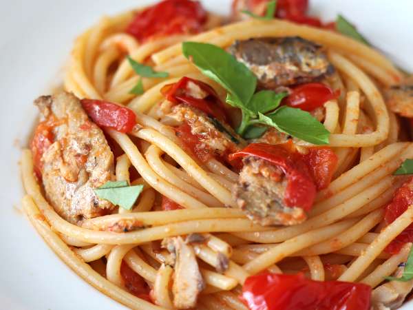 Sardinha, tomate e saladas: o trio simples do verão português
