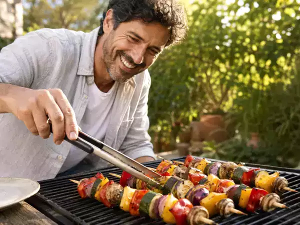 Como aproveitar um churrasco mais saudável: dicas para cozinhar entre as brasas e a fumaça