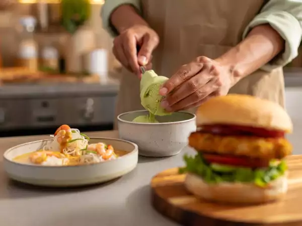 Menu do dia, 24 de agosto: salada de bifum com camarão, hambúrguer de frango na air fryer e sorvete de kiwi