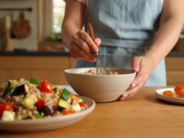 Menu diário, 25 de agosto: queijo cottage caseiro, salada cremosa de espelta e damascos assados na air fryer