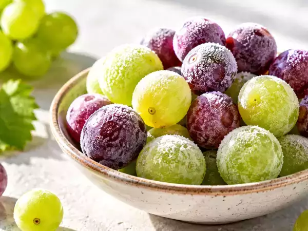 Você já tentou congelar uvas? Essa dica legal transforma a fruta em um lanche irresistível