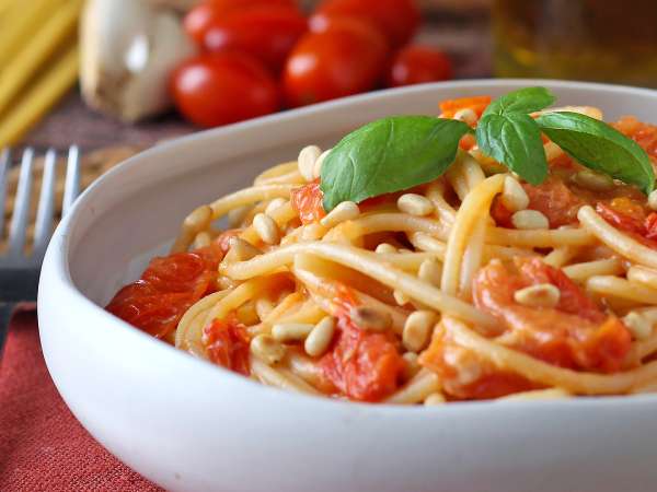 12 receitas de macarrão com tomate para preparar agora, enquanto os tomates de verão estão no auge da doçura e da frescura