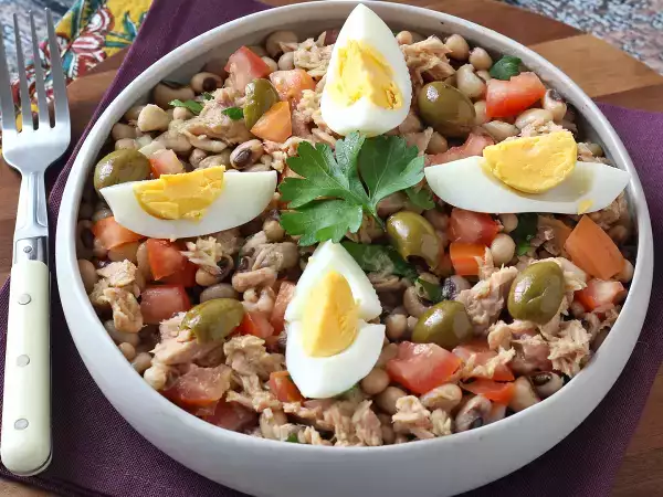 A salada portuguesa que salva os almoços de calor: feijão-frade, atum, ovo e azeitonas