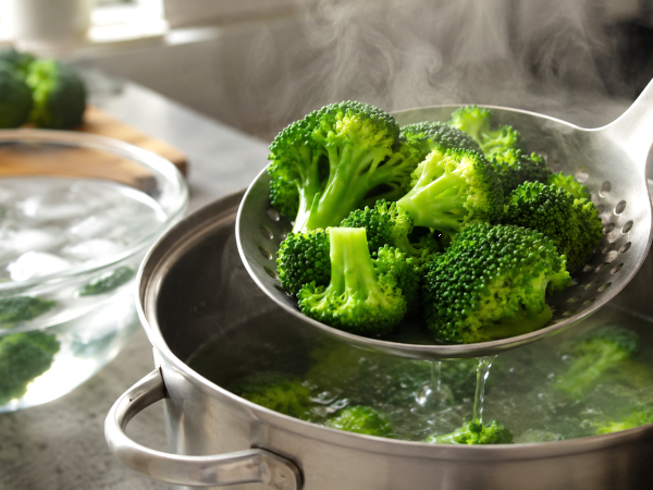 Como cozinhar o brócolis para que ele fique bem verde e levemente crocante?