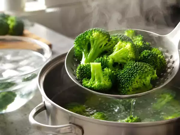 Como cozinhar o brócolis para que ele fique bem verde e levemente crocante?