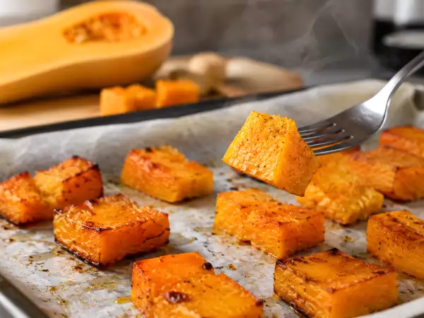 Como assar uma abóbora butternut no forno para que os pedaços fiquem bem macios?