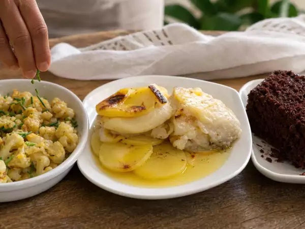 Menu diário, 19 de setembro: couve-flor refogada, bacalhau no forno e bolo de chocolate húmido