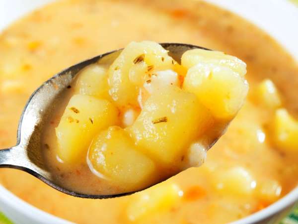 Como salvar um prato muito salgado sem jogá-lo fora: a dica da batata realmente funciona?