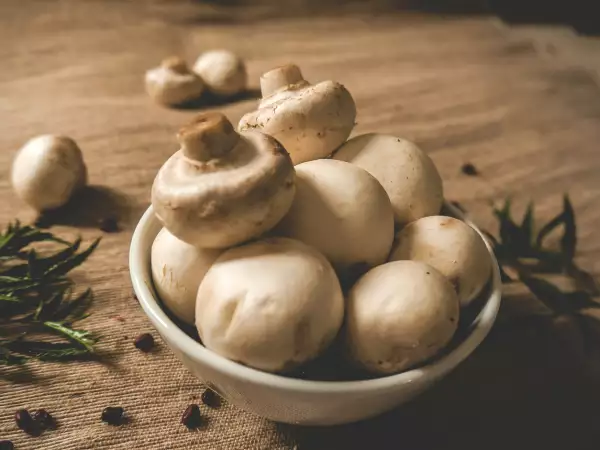 É preciso descascar os cogumelos antes de cozinhá-los?