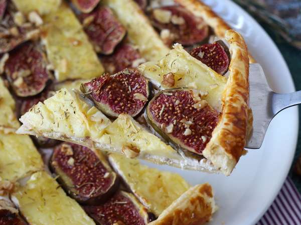 Antes que a temporada dos figos termine, experimente esta torta fina de brie e nozes
