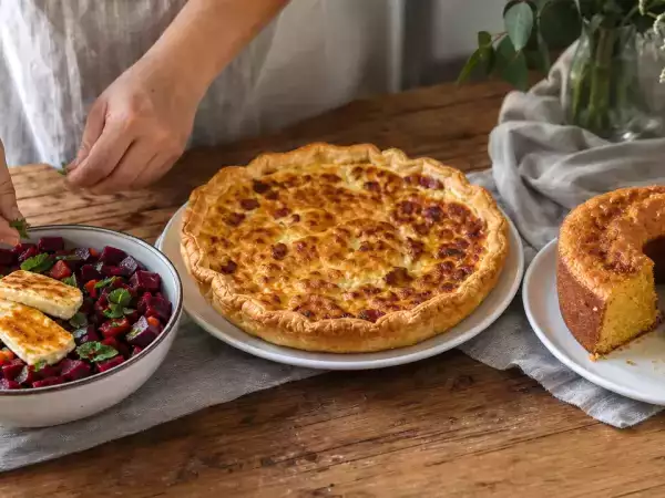 Menu diário, 1 de outubro: salada de beterraba com halloumi grelhado, quiche lorraine e bolo de fubá