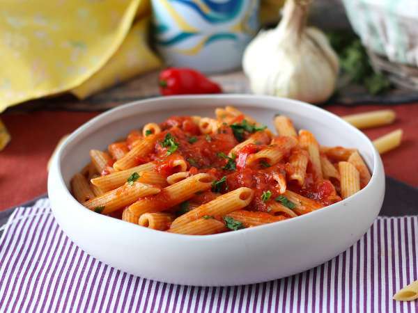 Uma lata de tomate e o jantar está resolvido: ideias de pratos com macarrão que transformam um ingrediente básico da despensa em uma refeição completa
