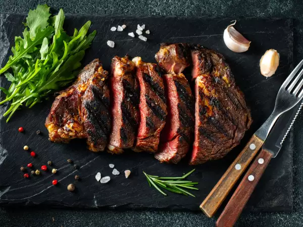 Sua carne perde muito suco ao ser fatiada? Esperar alguns minutos pode fazer toda a diferença